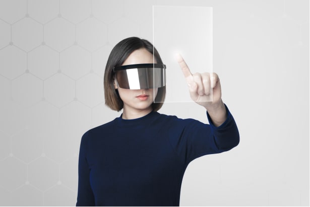 Uma mulher usando a Realidade Virtual