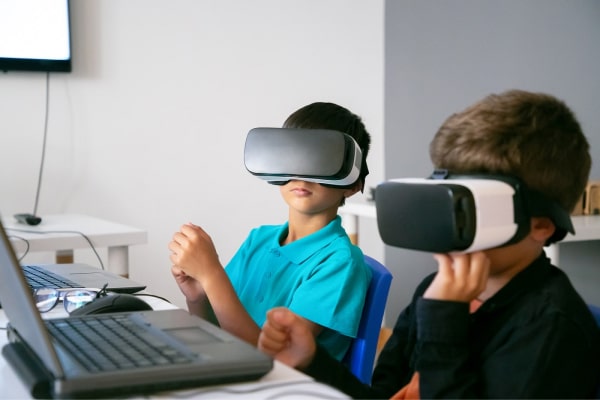 Estudantes de Escolas usando realidade virtual para aprender